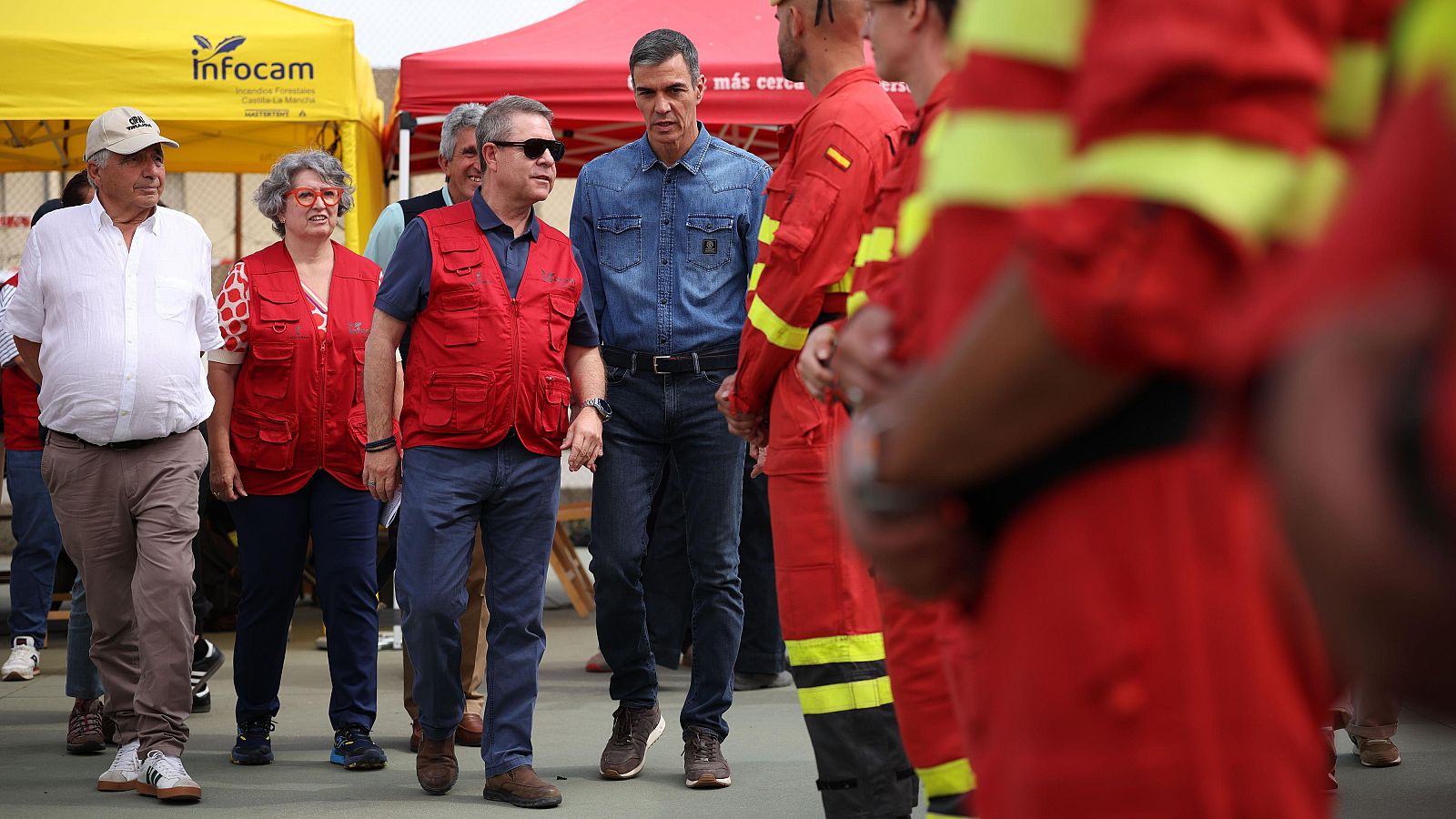 El presidente del Gobierno, Pedro Sánchez, y el presidente de Castilla-La Mancha, Emiliano García-Page, saludan a los brigadistas que estan trabajando en el incendio de La Mierla