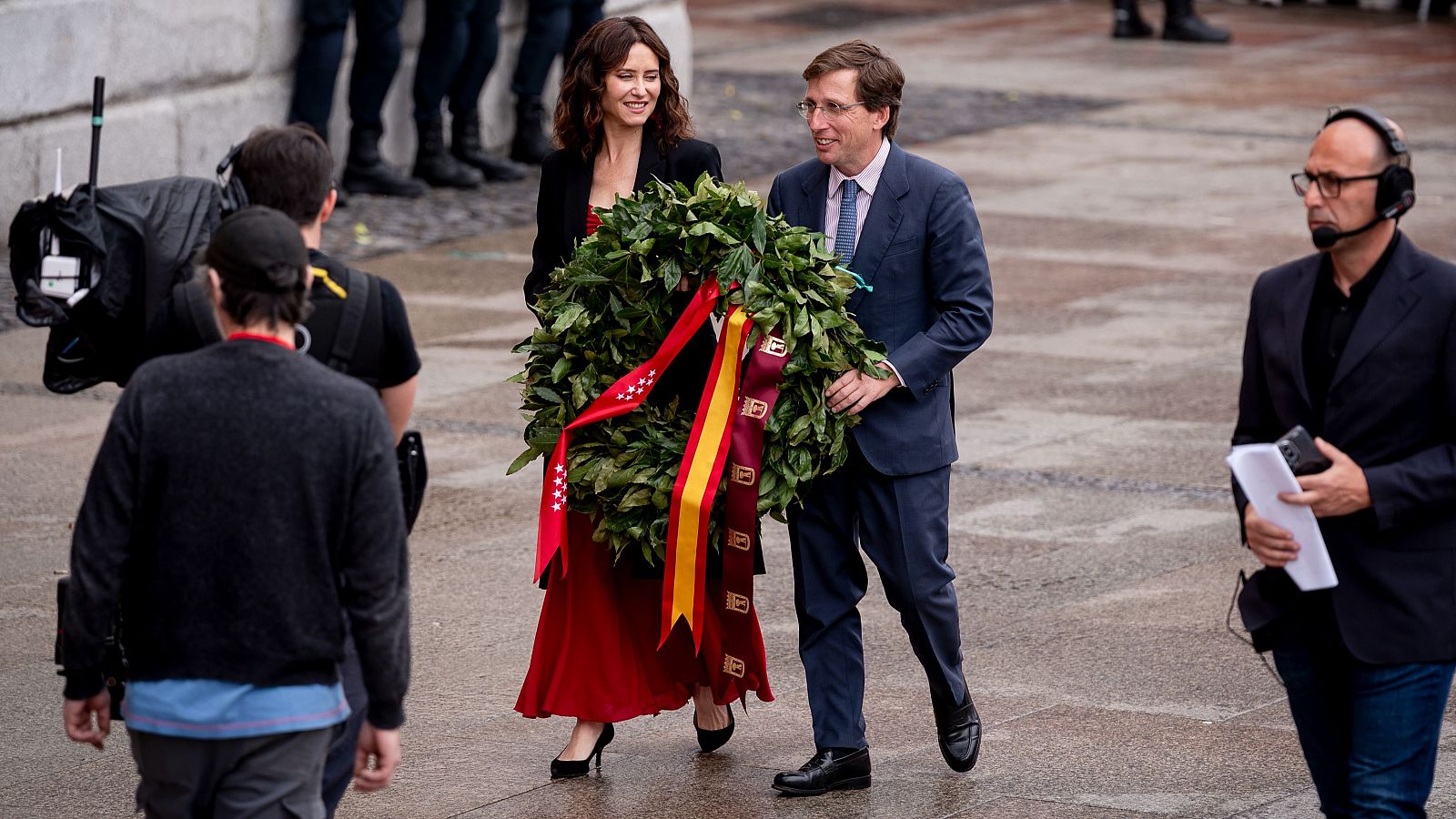 La presidenta de la Comunidad de Madrid, Isabel Díaz Ayuso, y el alcalde de Madrid, José Luis Martínez Almeida, durante la ofrenda floral antes de la recreación histórica del 2 de mayo
