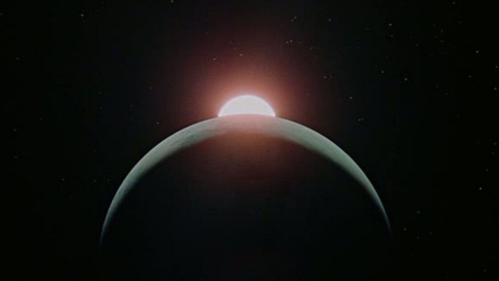 Silueta oscura de un planeta o luna bajo un amanecer/atardecer cósmico con una luz brillante y halo rojizo/anaranjado, rodeado de estrellas en el espacio profundo.