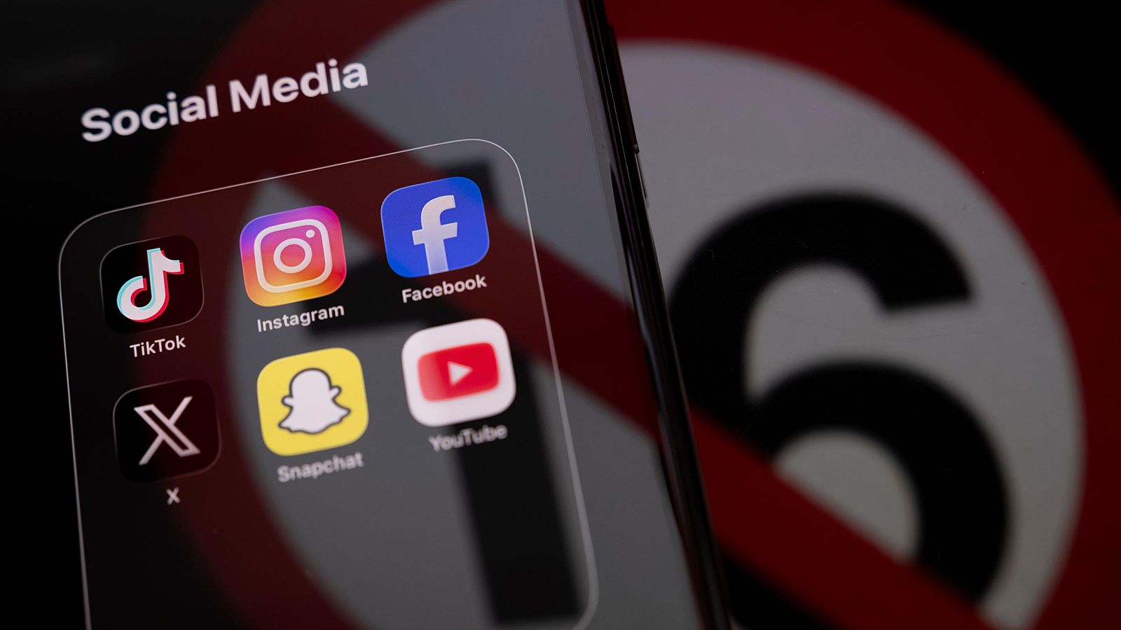 La carrera desigual por prohibir las redes sociales a los menores