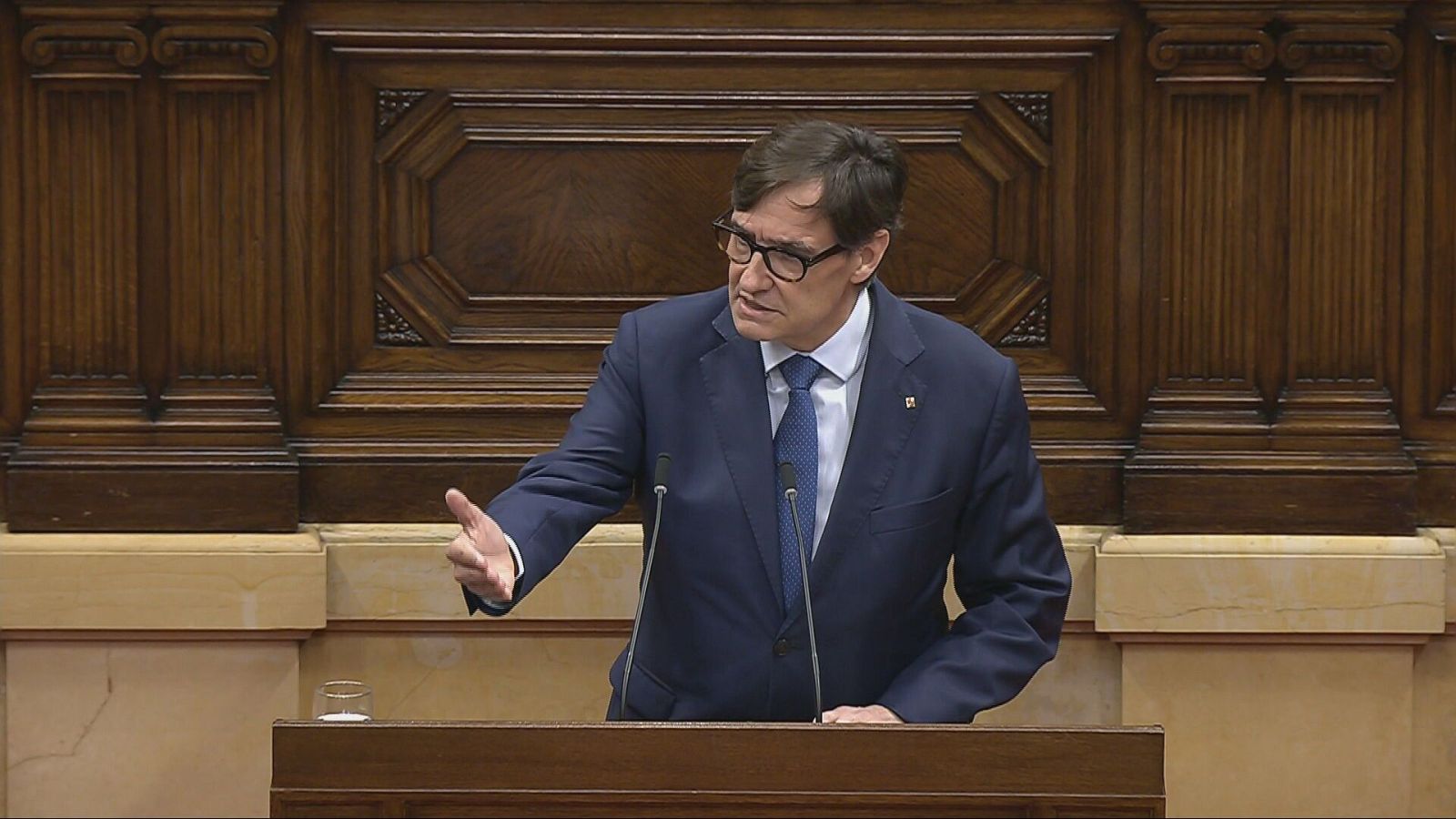 El president Illa durant la compareixença al Parlament sobre el relleu al capdavant de Derts Socials