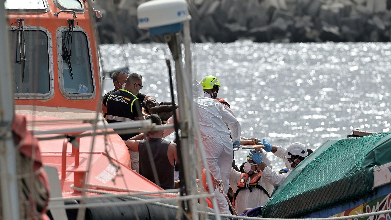 Una fallecida, un bebé crítico y 14 hospitalizados en un cayuco con 165 migrantes rescatado en El Hierro