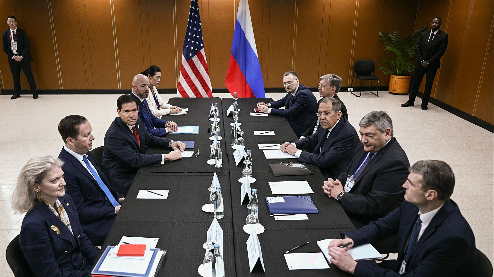 Reunión entre los equipos negociadores del secretario de Estado de EE.UU, Marco Rubio, y del ministro de Exteriores ruso, Serguéi Lavrov