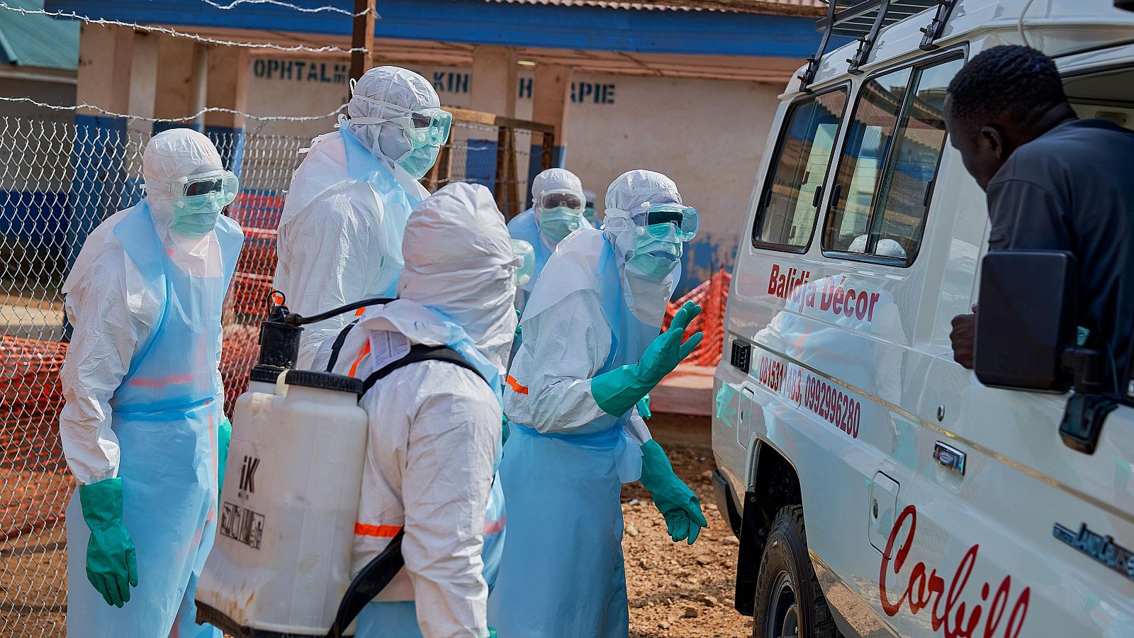 Trabajadores médicos con su equipo de protección individual en el centro de tratamiento de Bunia, República Democrática del Congo
