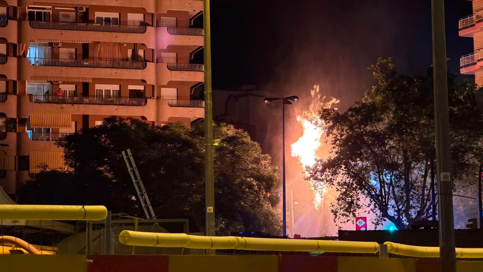 Incendi posterior a una deflagració de gas en unes obres al metro de la plaça de Sants de Barcelona