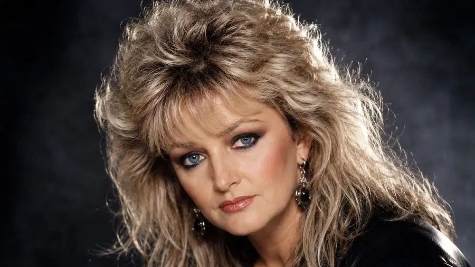 La cantante Bonnie Tyler mira a cámara