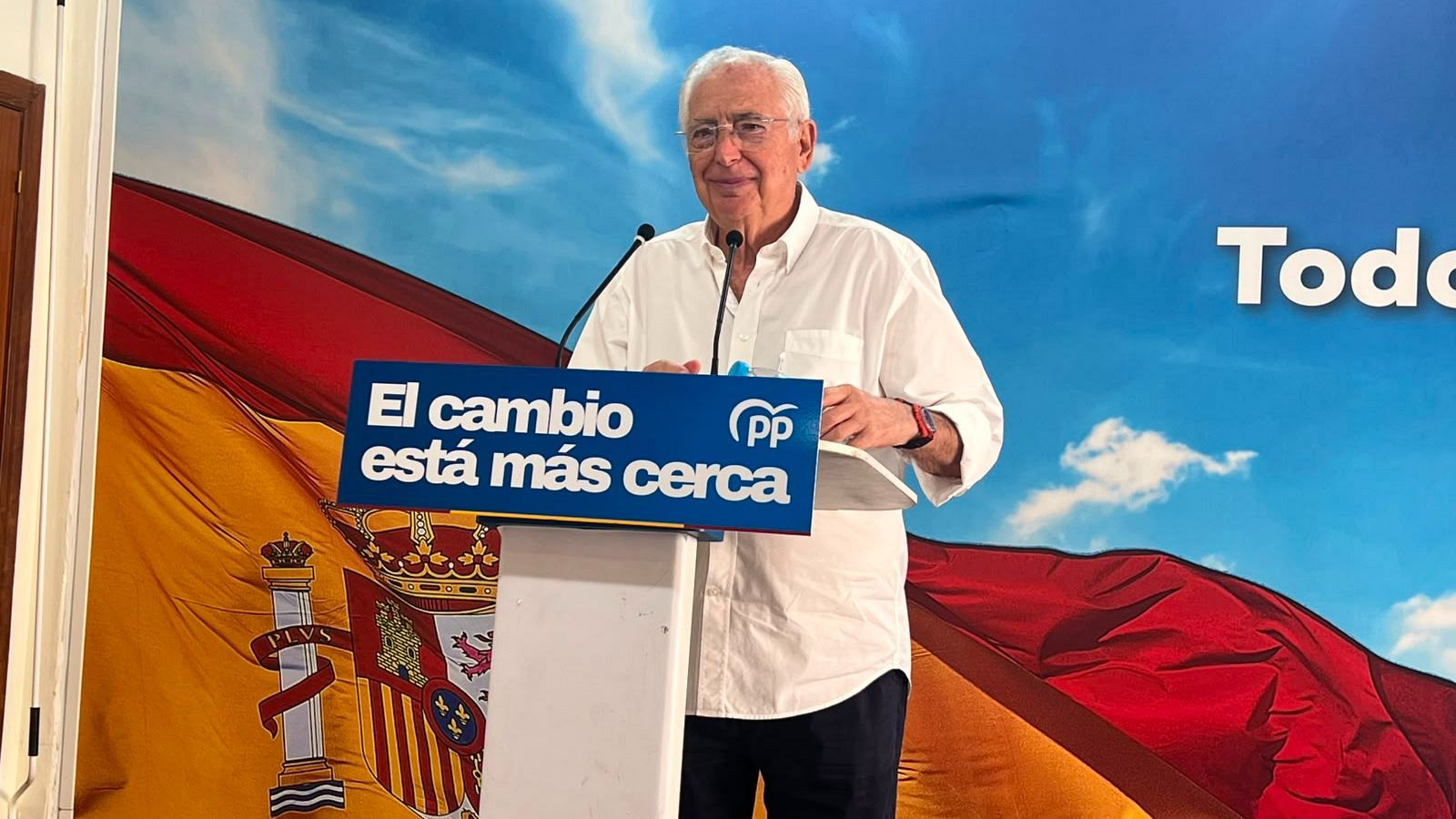 El presidente de la Ciudad comparece en la sede del PP para hablar de la reestructuración de su Gobierno.