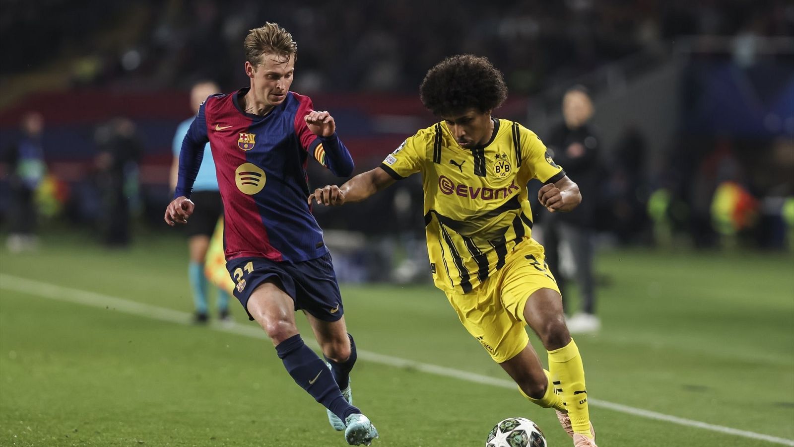 Karim Adeyemi, nuevo jugador del Barça, en un duelo con el que será su nuevo compañero, Frenkie de Jong