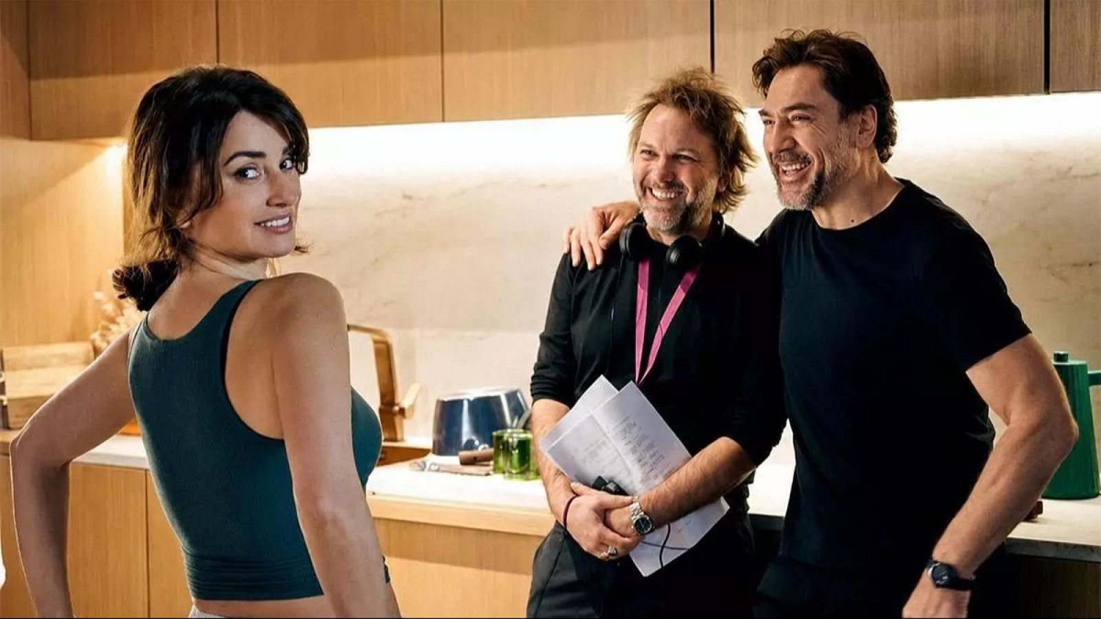 Penélope Cruz, Florian Zeller y Javier Bardem en el rodaje de 'Bunker'. Cruz sonríe a cámara, Zeller revisa papeles y Bardem posa con su brazo sobre Zeller.