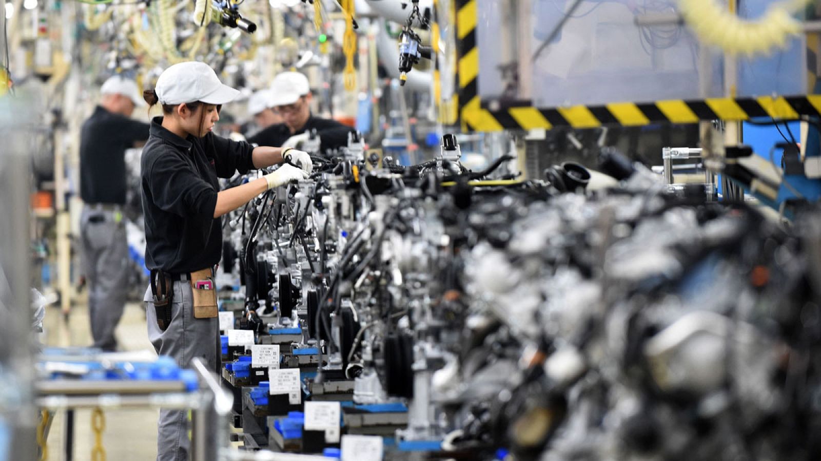 Empleados en una cadena de montaje de motores de la planta del fabricante Nissan en Iwaki