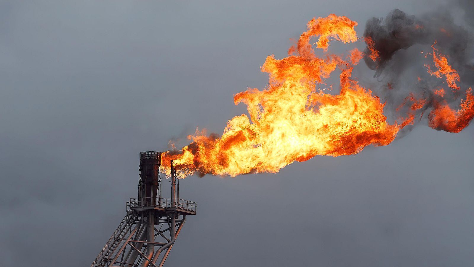 El petróleo, más de un 10% más caro que hace una semana, se mantiene en los 98 dólares por barril de brent