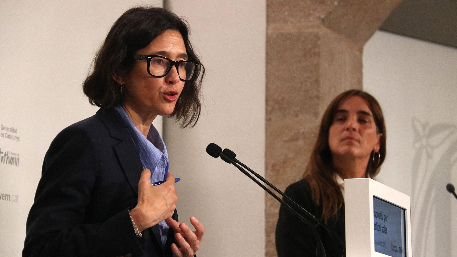 La consellera d'Interior, Núria Parlon, i la consellera de Recerca i Universitats, Núria Montserrat, durant la roda de premsa aquest divendres
