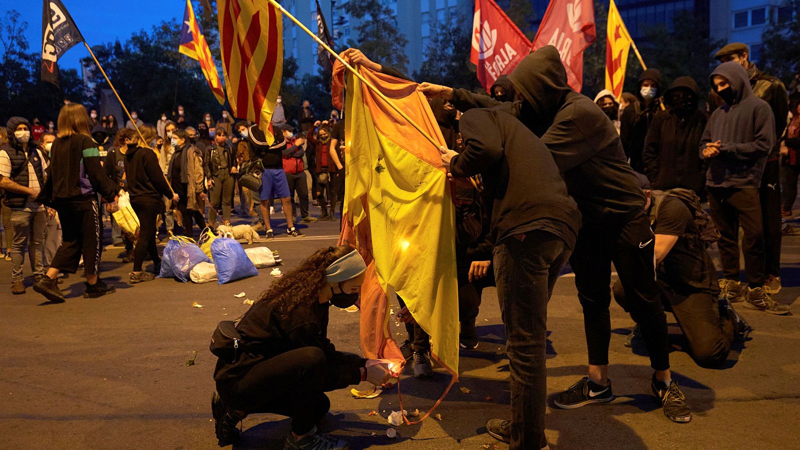 Integrantes de los CDR queman una bandera española, en una imagen de archivo.
