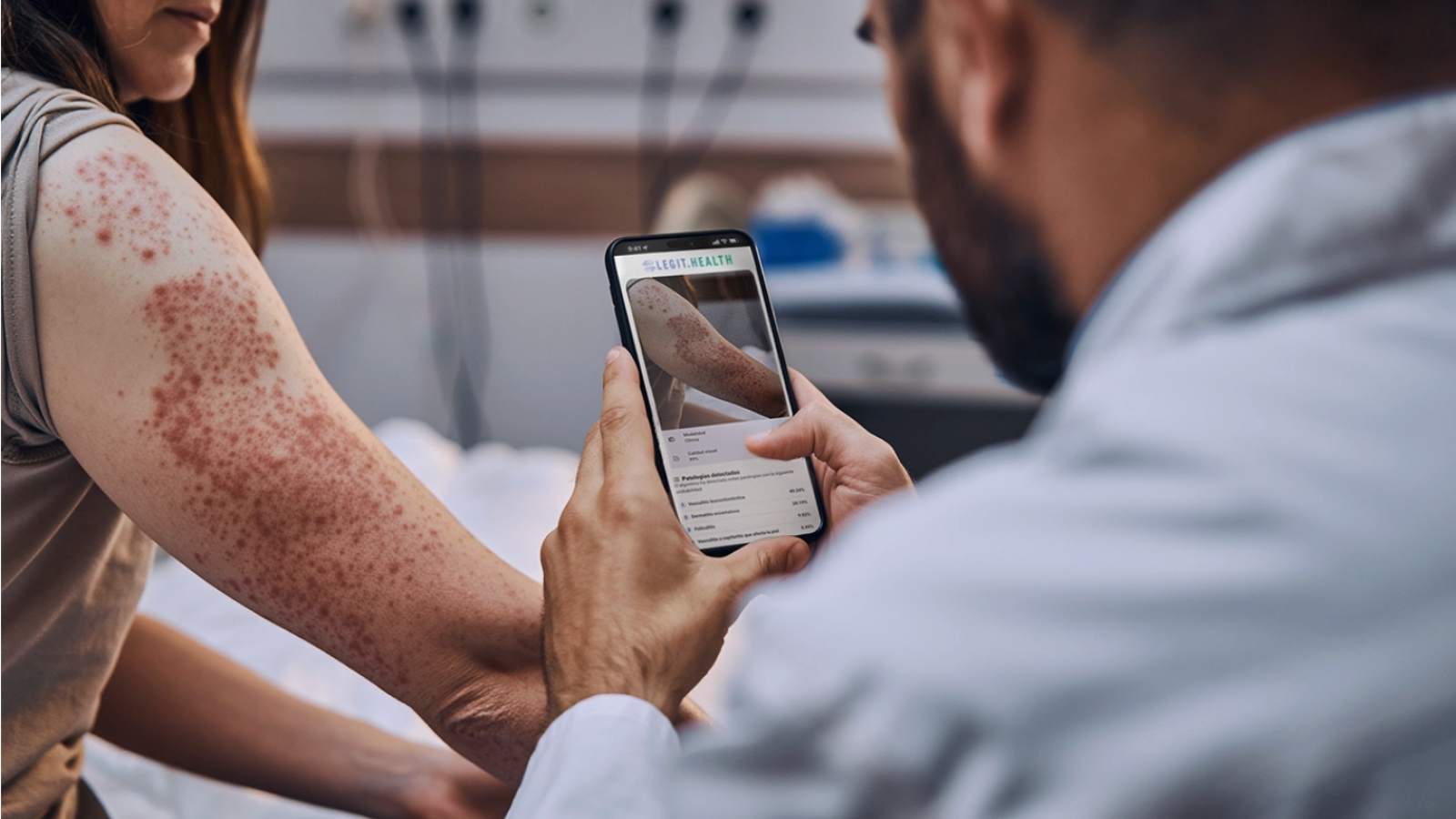 Médico usando la plataforma Legit.Health para detectar enfermedades de la piel