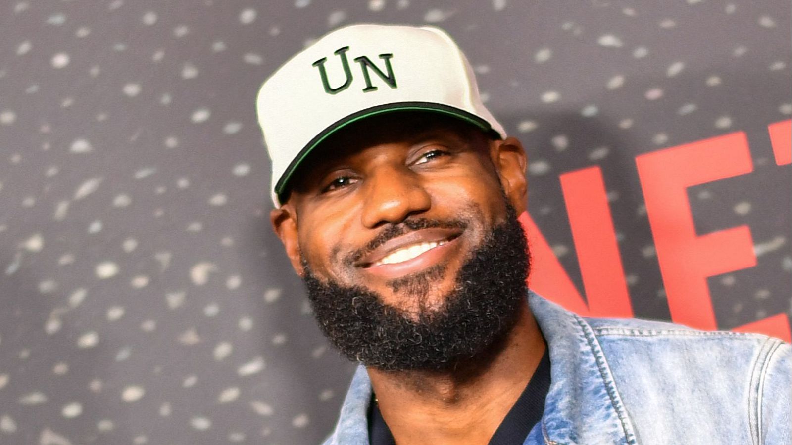 Lebro James firma con los Philadelphia 76ers