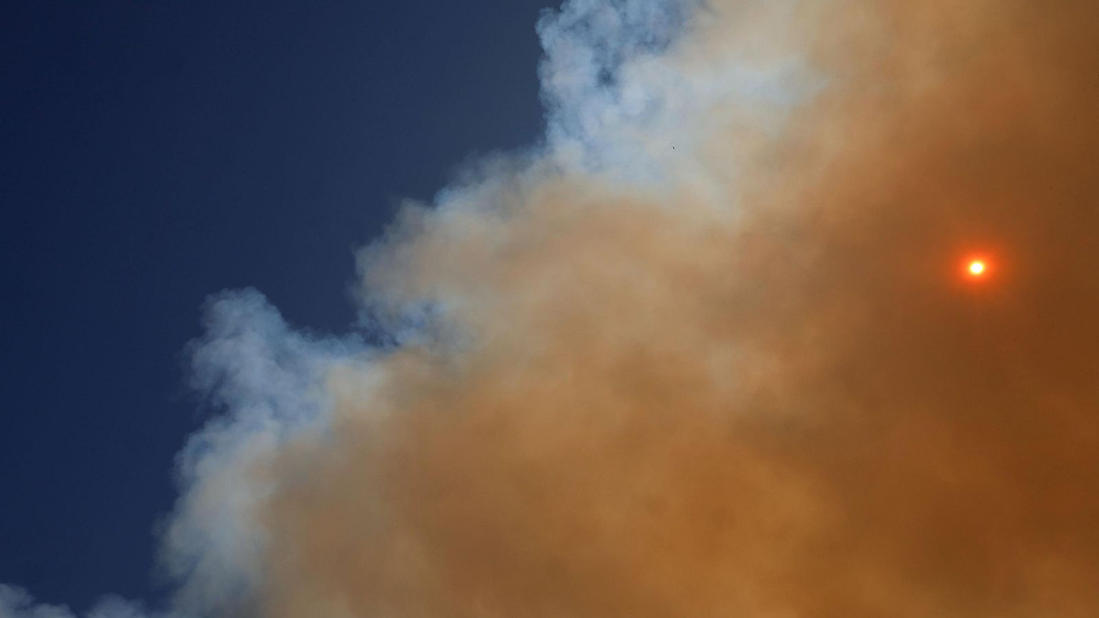 Columna de humo producida por el gran incendio que se mantiene activo en la Comunidad de Madrid.