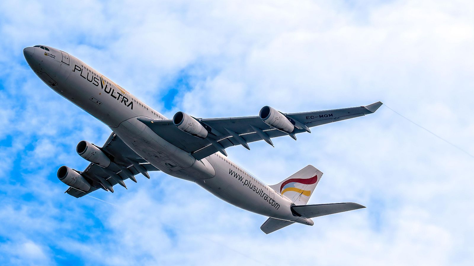 Airbus A340-300 avión de pasajeros de la aerolínea Plus Ultra volando después del despegue