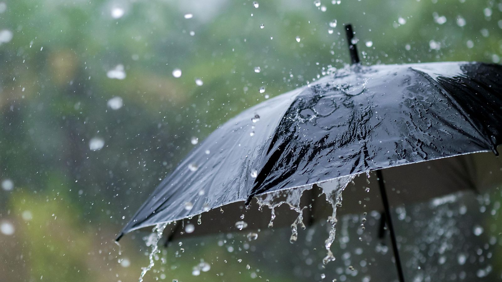 El sábado habrá chubascos y tormentas en el norte, y máximas aún altas en el Mediterráneo