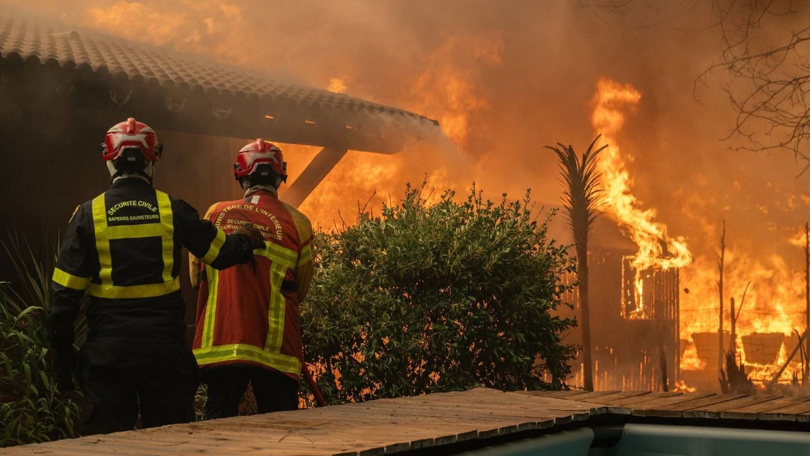 Bomberos intentan extinguir el incendio desatado en Gironda, en el sur de Francia
