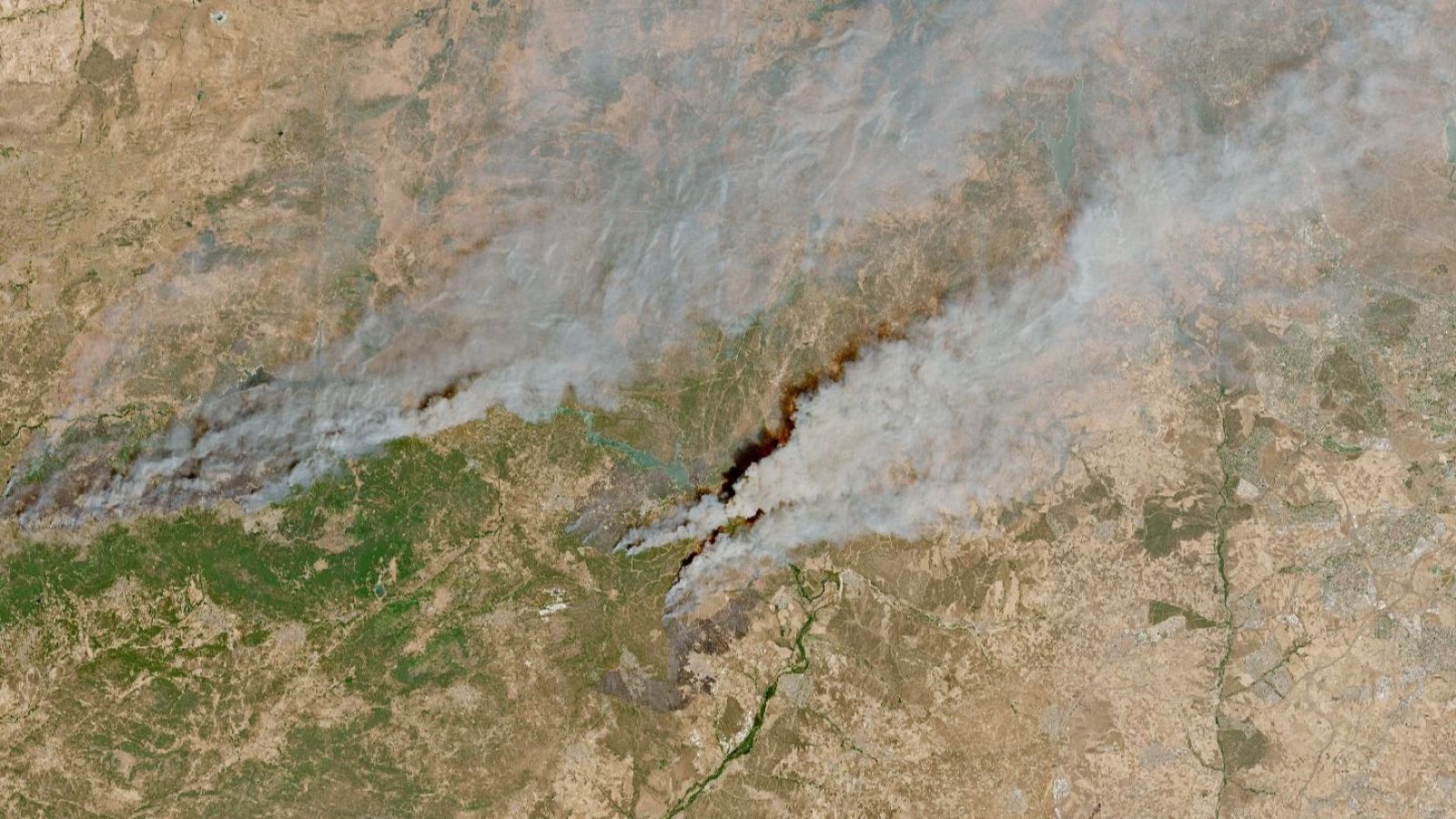 Los bomberos continúan con los trabajos para controlar los incendios que asolan Madrid y Ávila