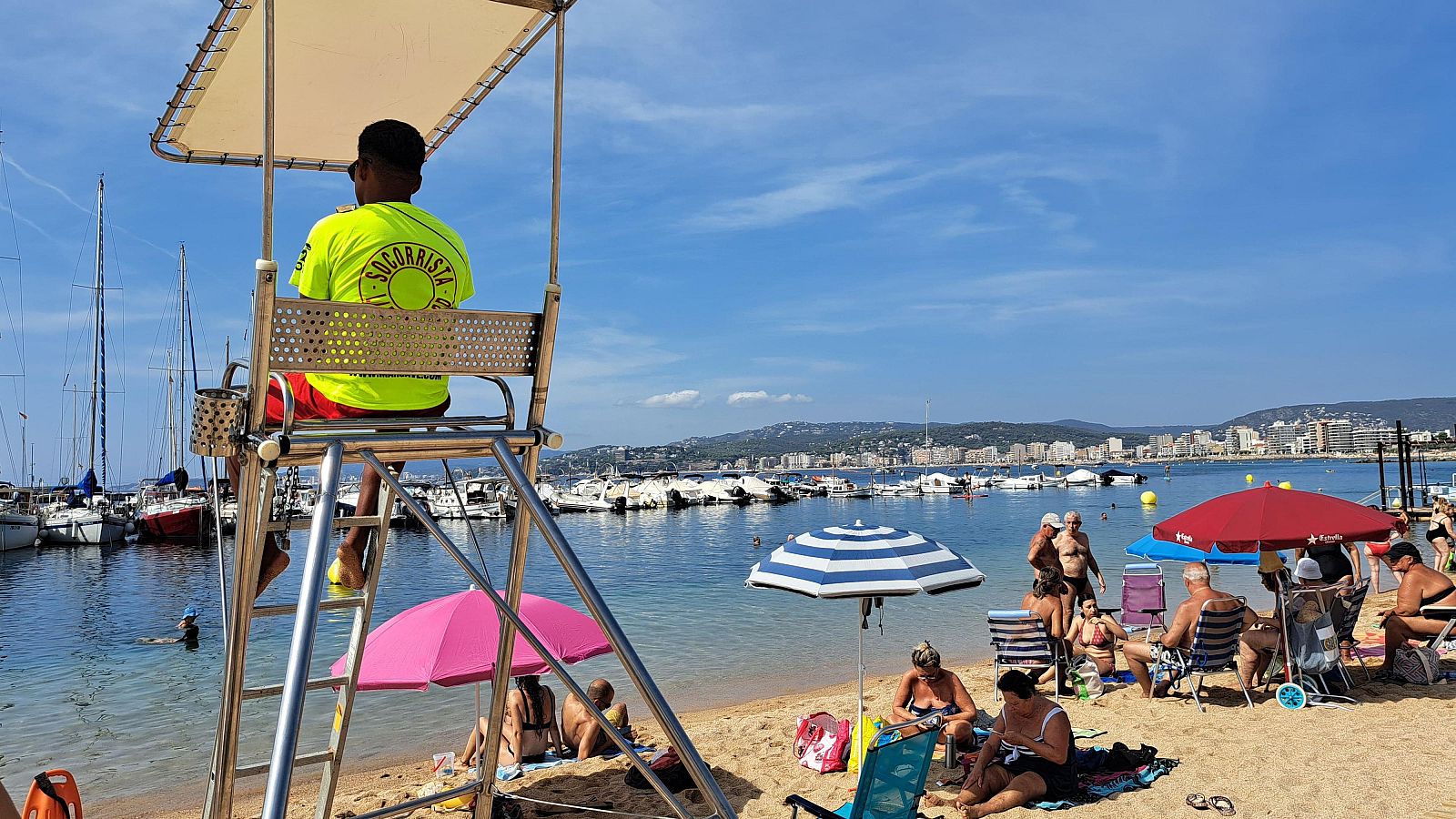 Un socorrista en una platja de Palamós