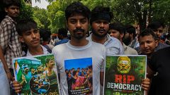 Dimite el ministro de Educación de la India ante la presión histórica del movimiento juvenil "Cucarachas"