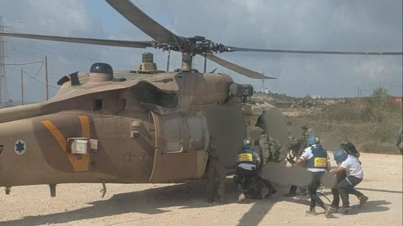 Imágenes cedidas por el servicio de emergencia de Israel (MDA) que muestra el traslado en helicóptero de un israelí herido en un enfrentamiento armado en la aldea palestina de Tell