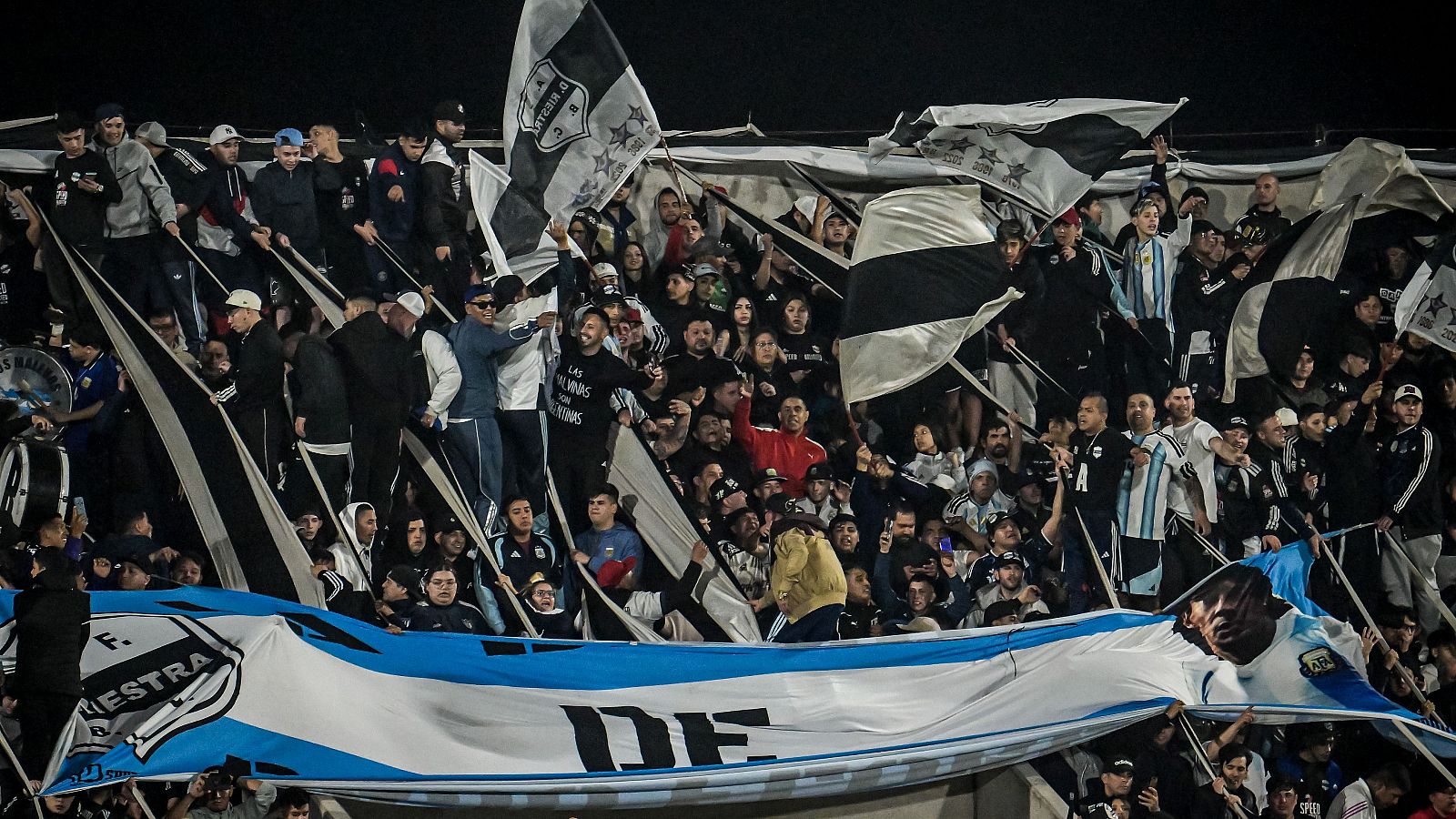 La afición del Deportivo Riestra, animando a su equipo durante un partido del Torneo Clausura 2026 ante Boca Juniors