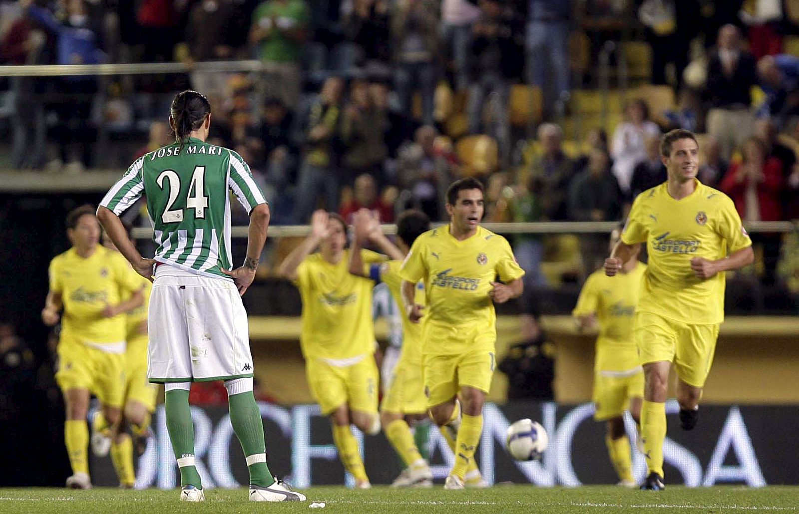 Los jugadores del Villarreal celebran el segundo gol conseguido ante el Real Betis