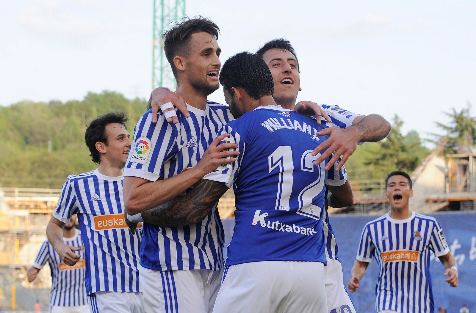 Willian José celebra su gol anotado ante el Atlético con sus compañeros.