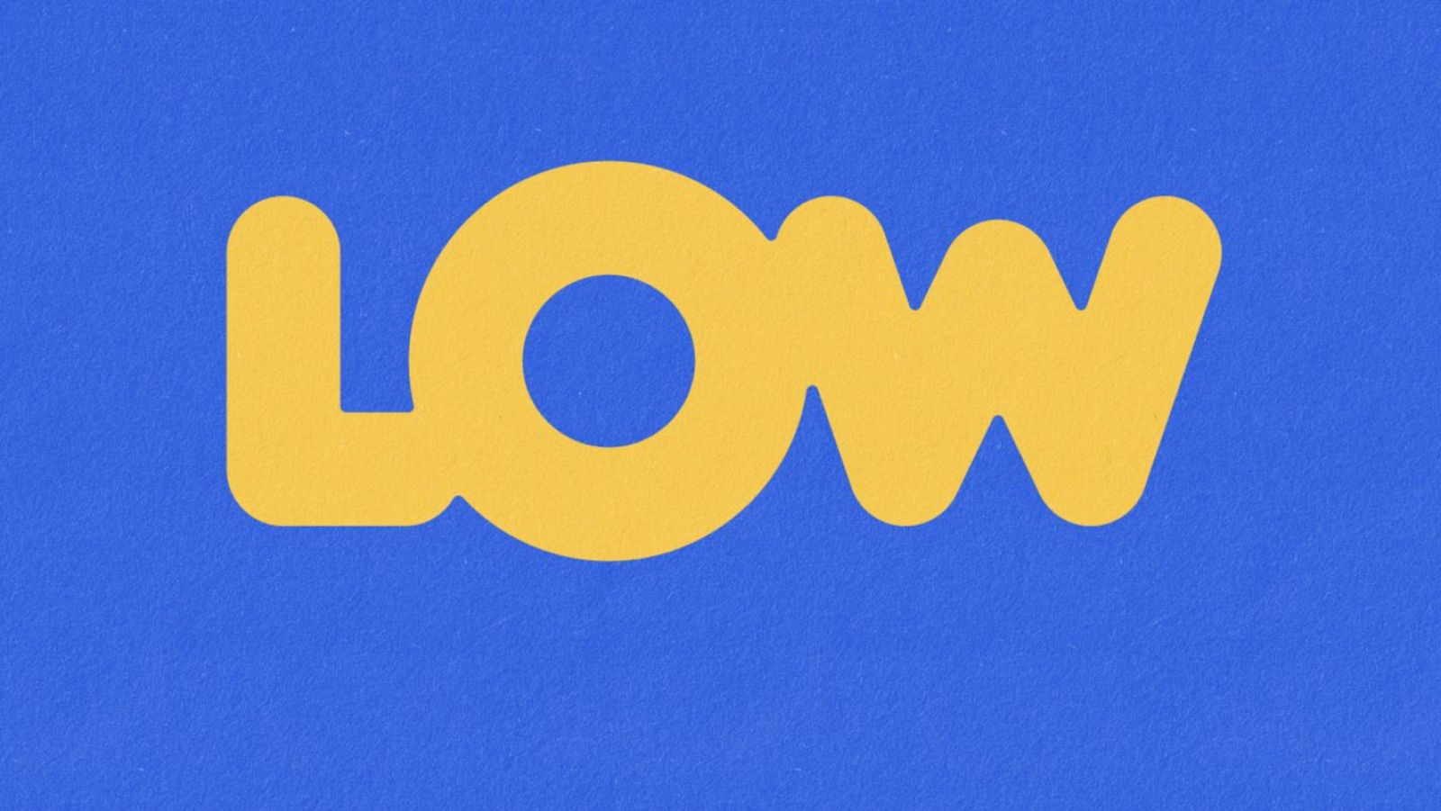 Logotipo "LOW" en amarillo brillante y conectado, sobre fondo azul. Tipografía sans-serif redondeada.