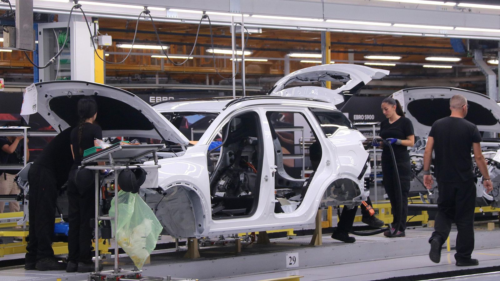 Un cotxe en fabricació a la nova línia de producció M1 d'Ebro a la planta de la Zona Franca
