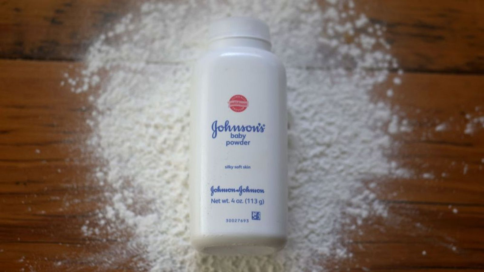 Imagen de archivo de un bote de talco de Johnson's & Johnson's.