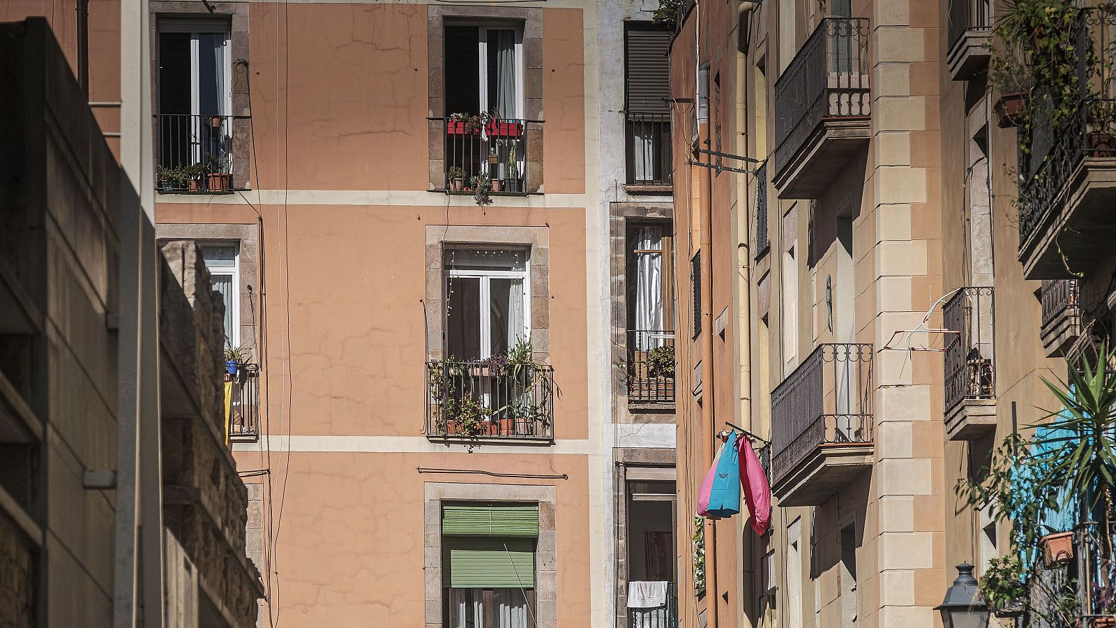 Balcons amb roba en un carrer de Barcelona