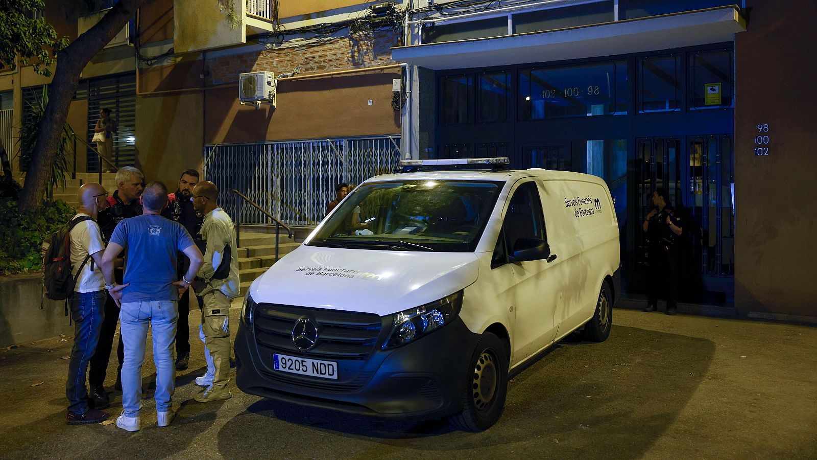 Una mujer de 34 años, asesinada a puñaladas por su pareja en una vivienda de Barcelona.