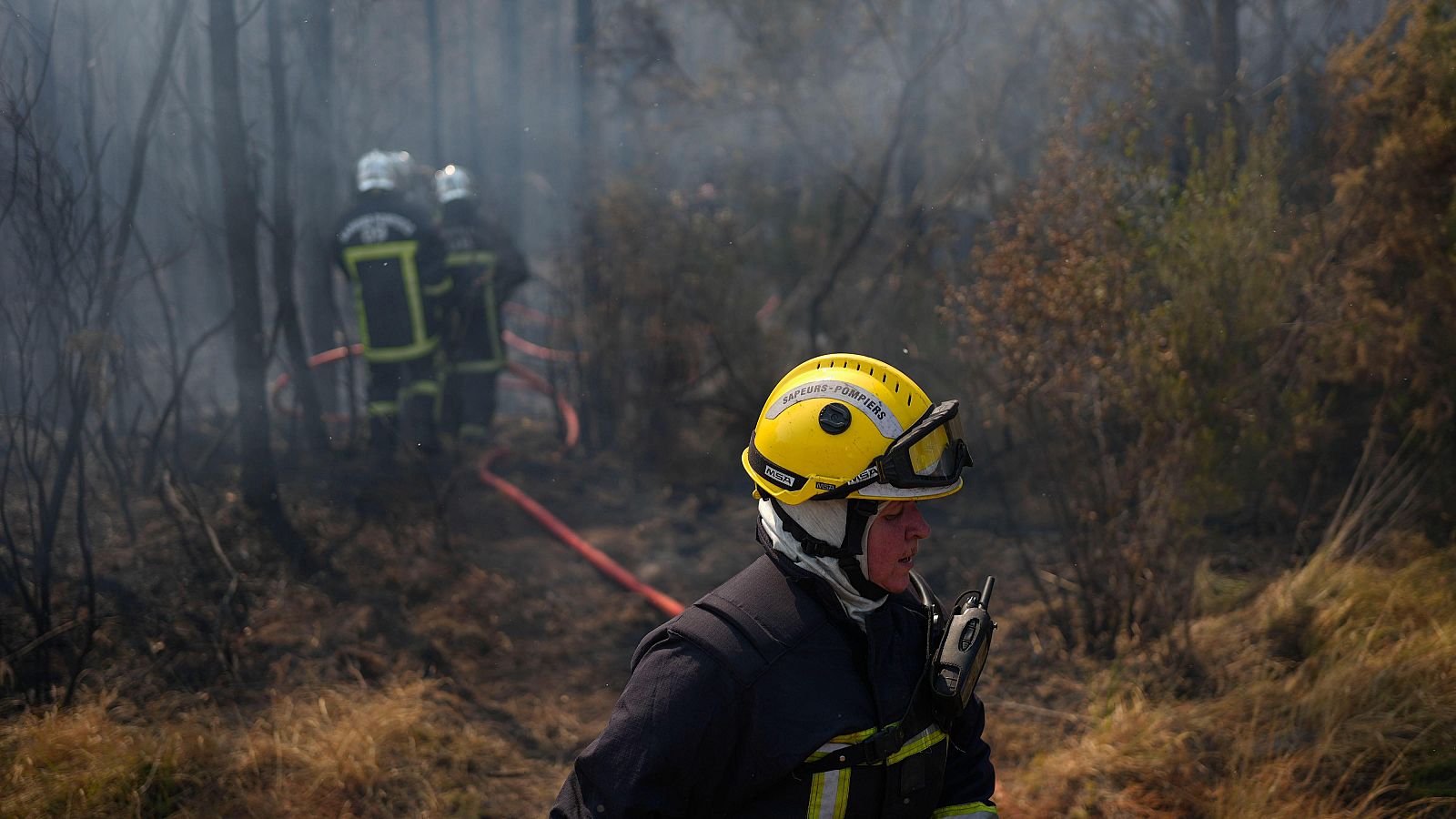 Bomberos durante las tareas de extinción del megaincendio que arrasa la región de la Gironda, cerca de la ciudad de Burdeos (Francia).