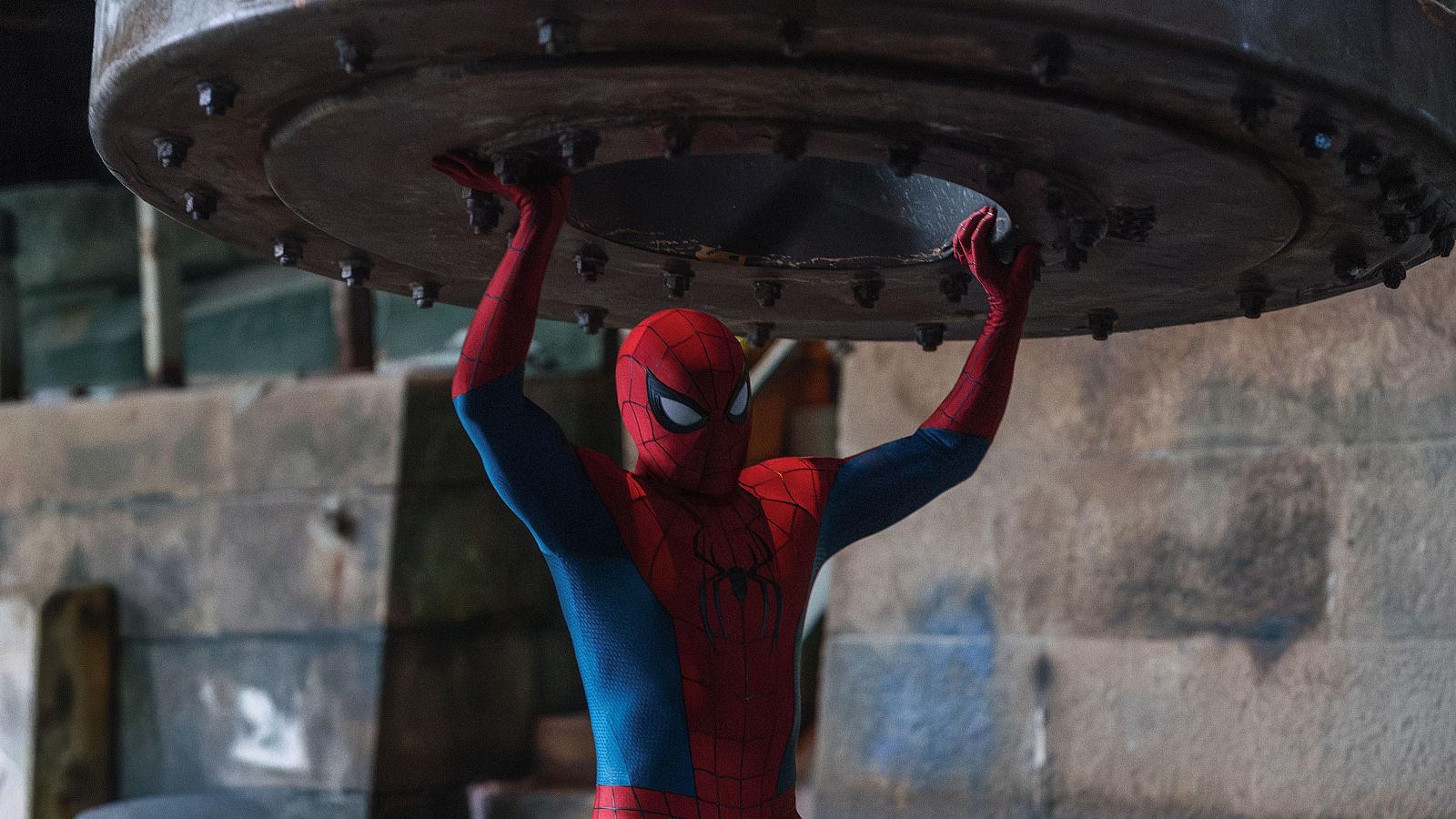Spider-Man levantando un objeto en Spider-Man Brand New Day