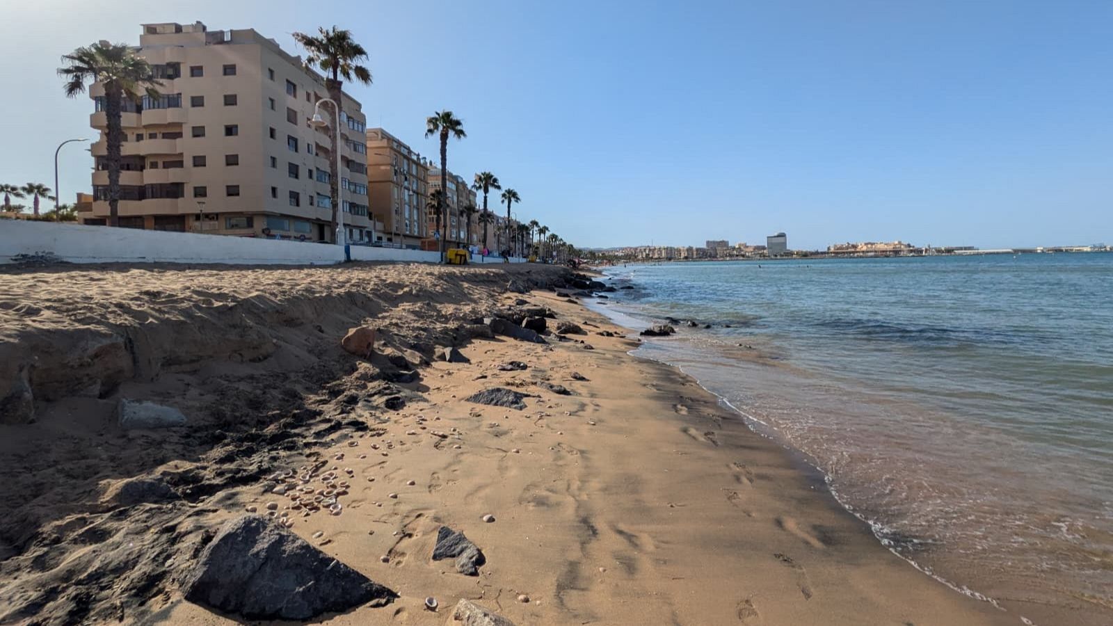 Melilla pide a Costas que rellene de arena la playa del Hipódromo