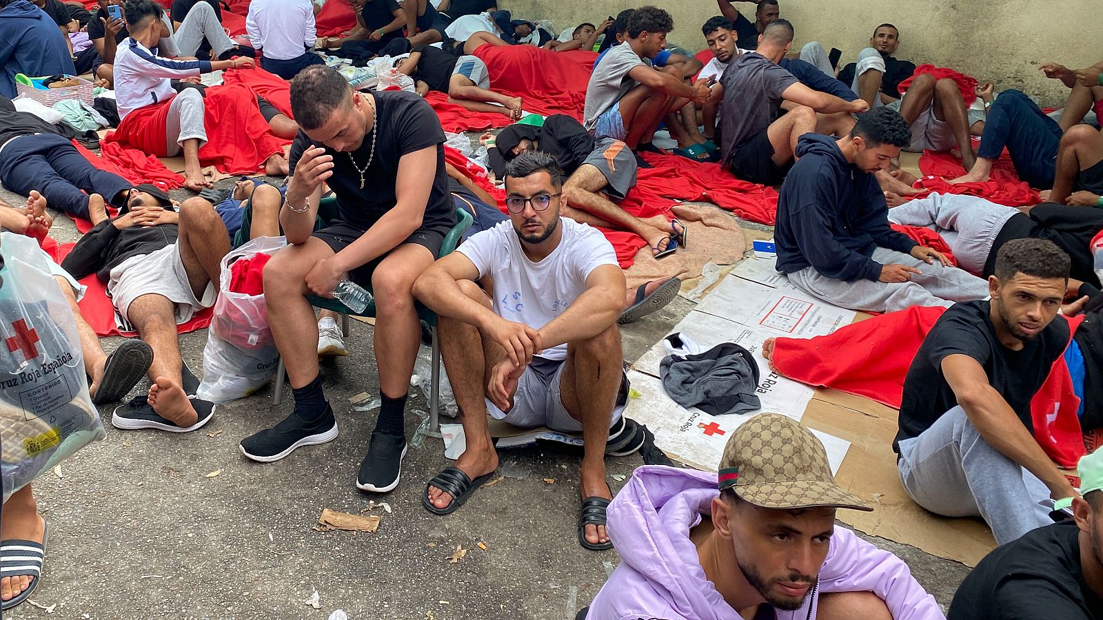 Más de 400 personas, según los cálculos estimados por fuentes policiales, aguardan en estos momentos poder acceder al interior del Centro de Estancia Temporal de Inmigrantes (CETI) de Ceuta.