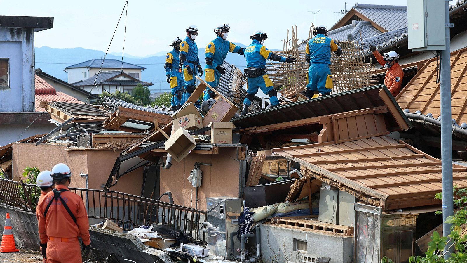 Continúan las operaciones de rescate en una casa derrumbada tras un fuerte terremoto en la ciudad de Yatsushiro, en Japón