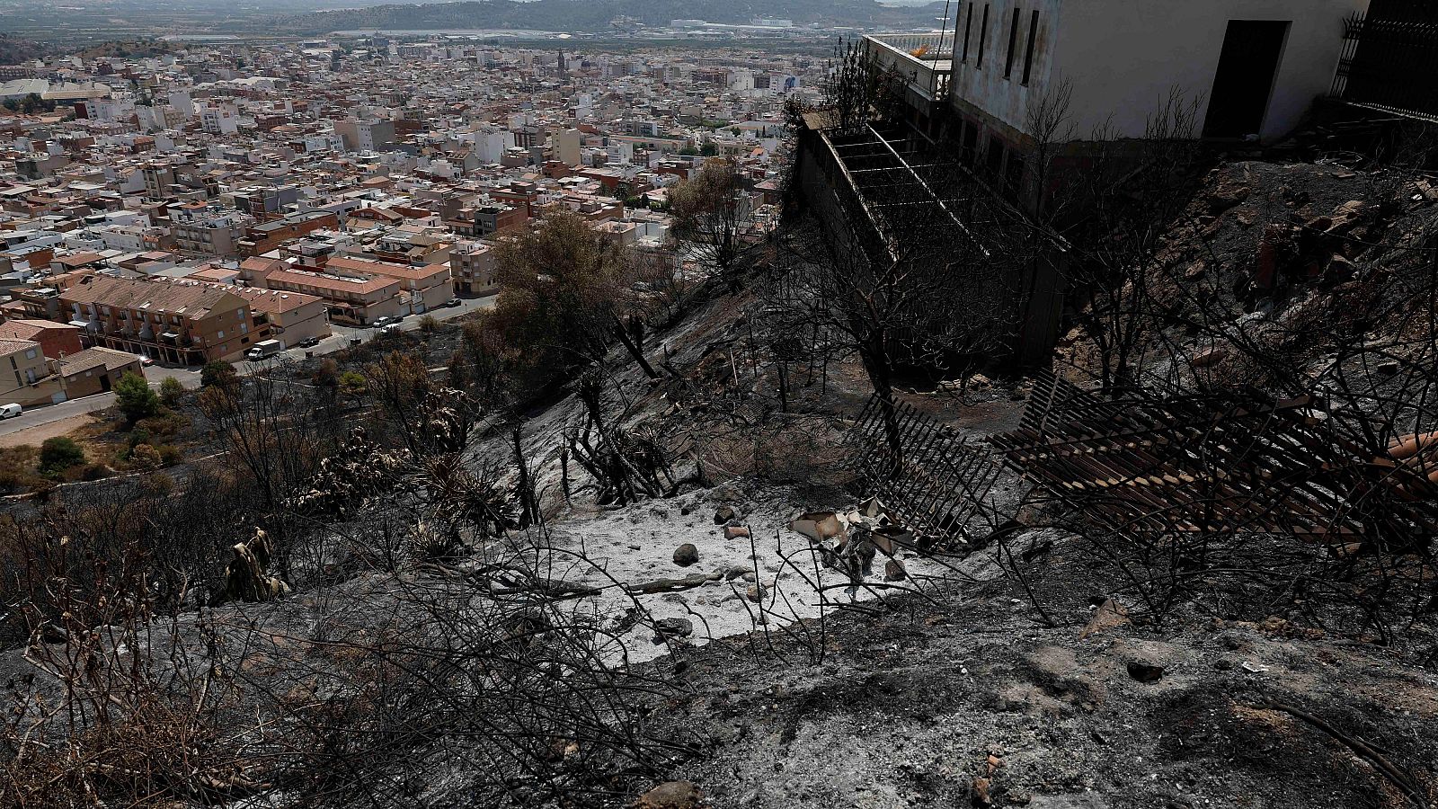 Vista general de la zona quemada en La Vall d'Uixó, Castellón, durante la sexta jornada de lucha contra el fuego.