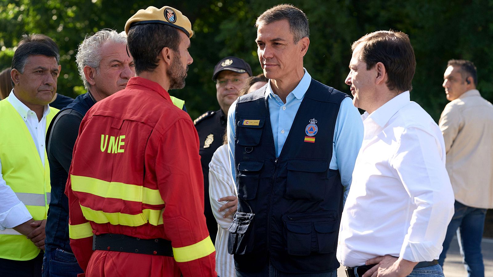 El presidente del Gobierno, Pedro Sánchez, el presidente de la Junta de Castilla y León, Alfonso Fernández Mañueco y el delegado del Gobierno en esta comunidad, Nicanor Sen, conversan con un miembro de la Unidad Militar de Emergencias (UME).