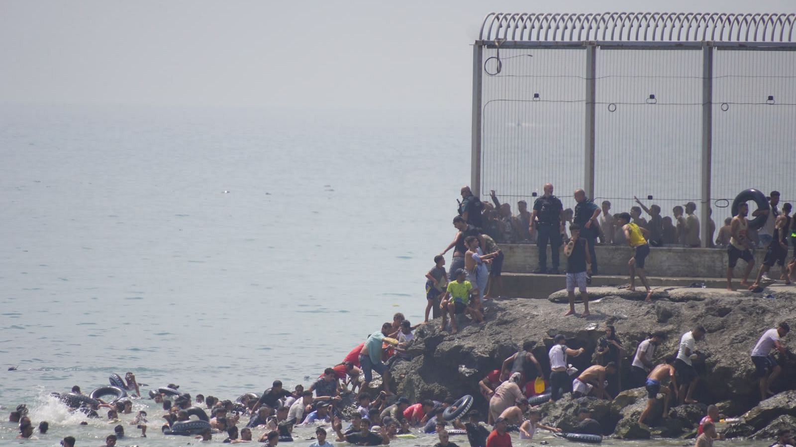 Centenares de personas cruzan la frontera, en Ceuta.