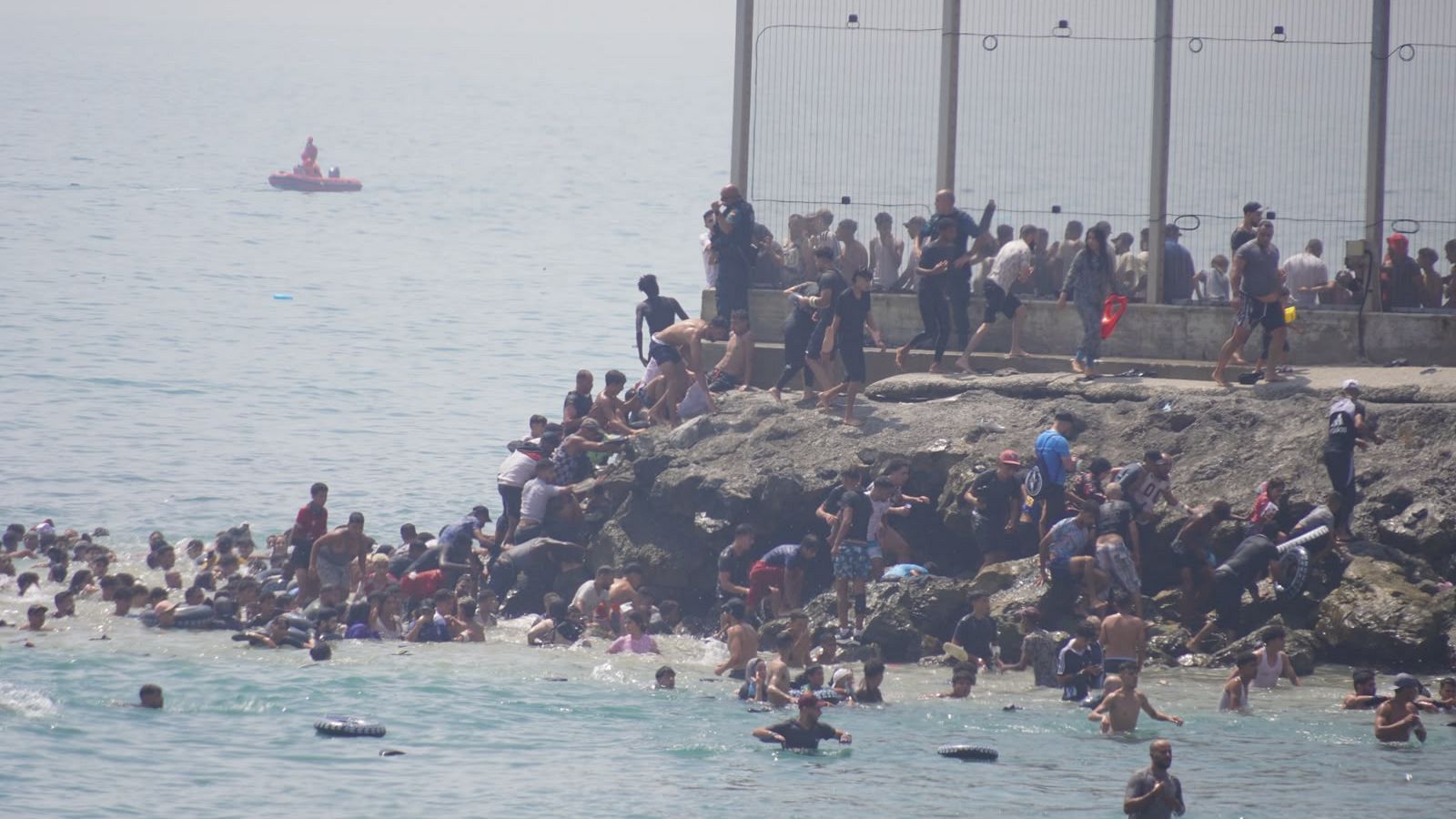 Cientos de personas cruzan la frontera de Ceuta