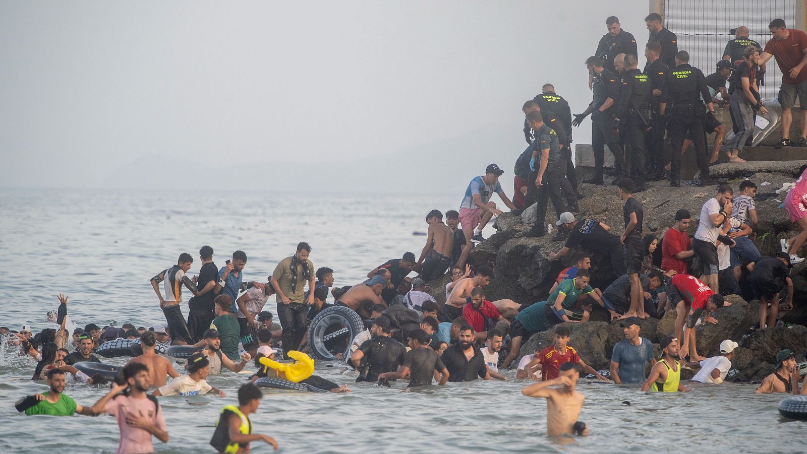 Resumen de la llegada de inmigrantes en la frontera de Ceuta el 30 de julio de 2026