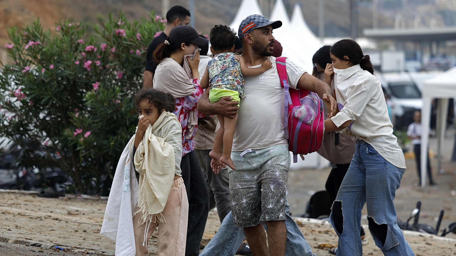 Ya no solo son jóvenes buscando una oportunidad sino familias enteras que se lanzan al mar o cruzan las colinas para escapar de una realidad que les expulsa.
