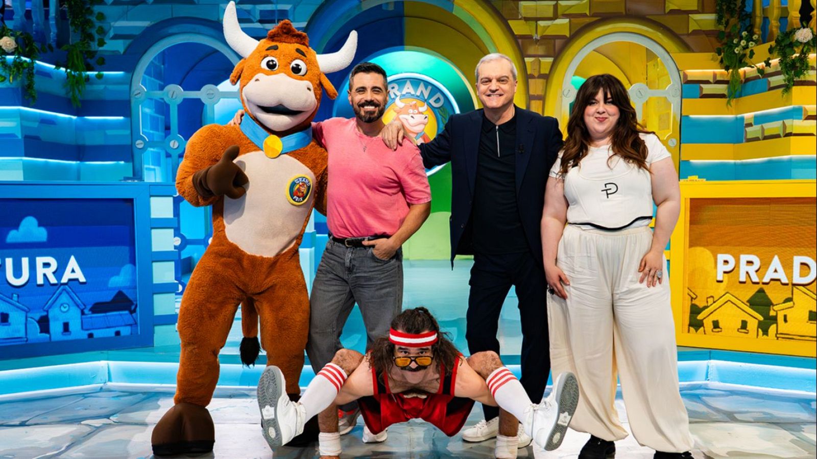 Ramón García, Gorka Rodríguez, Lalachús y Wilbur posan con "La Vaquilla" en un plató con el logo "GRAND PRIX".