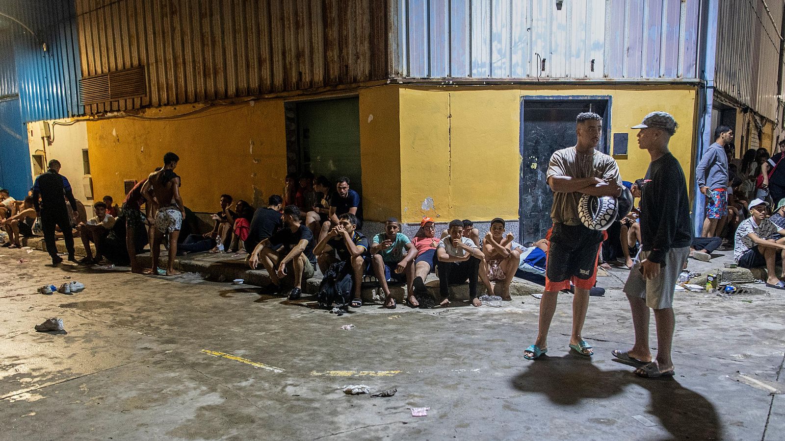Miles de migrantes vagan por Ceuta