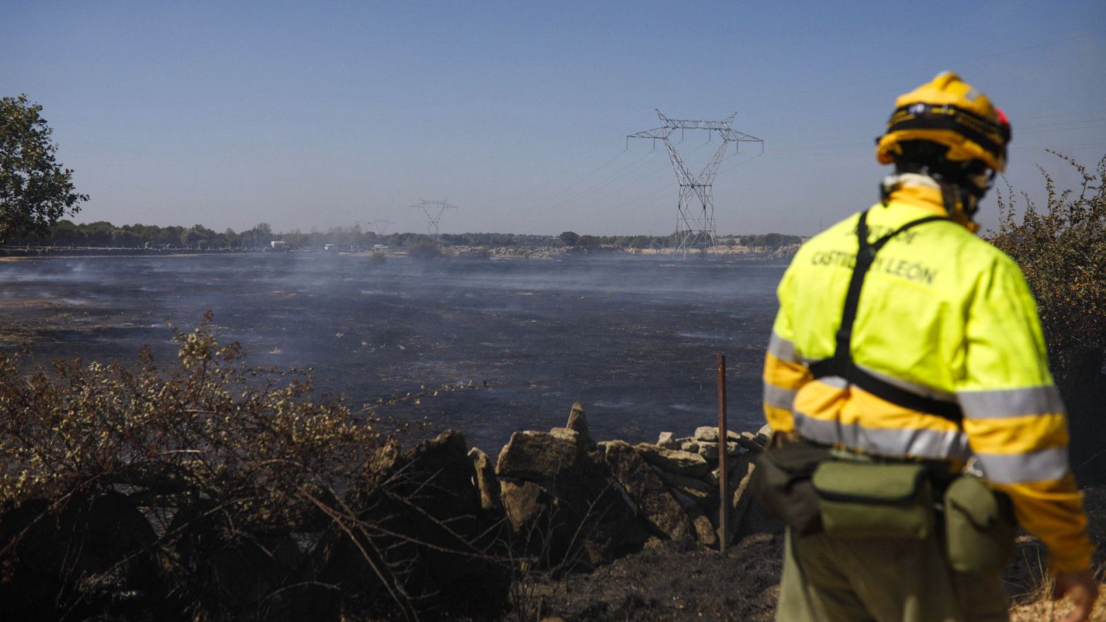 Los grandes incendios de Zamora y Castellón evolucionan favorablemente