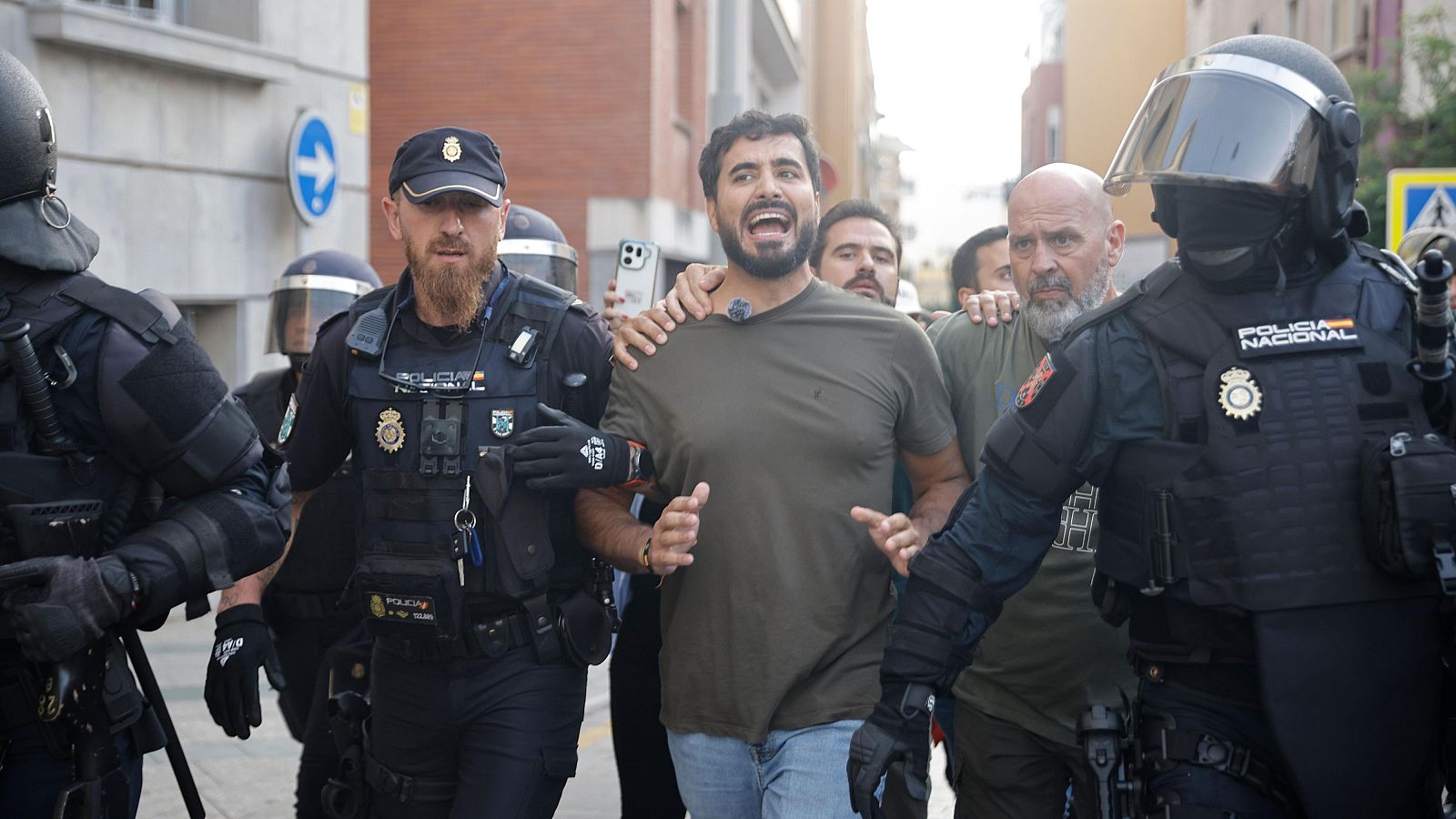 Alvise es evacuado de la manifestación de su partido en Ceuta ante la protesta de vecinos de origen marroquí